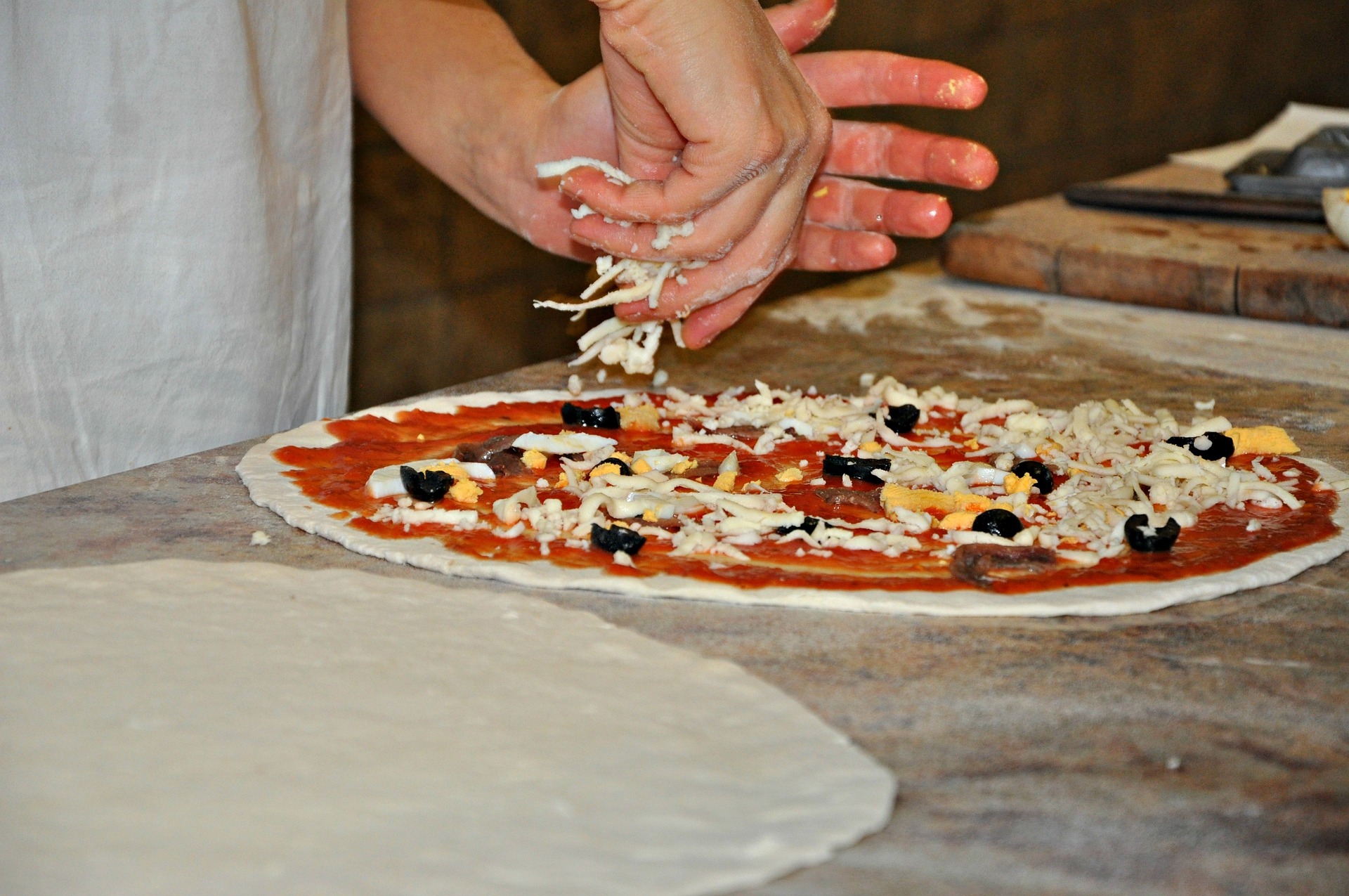 Процесс приготовления пиццы в пиццерии