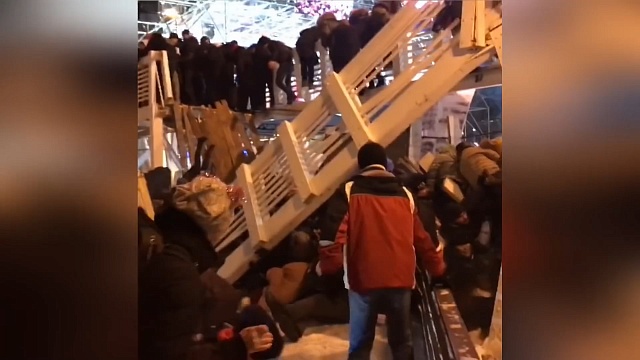 В Москве в новогоднюю ночь обрушился пешеходный мост. Видео