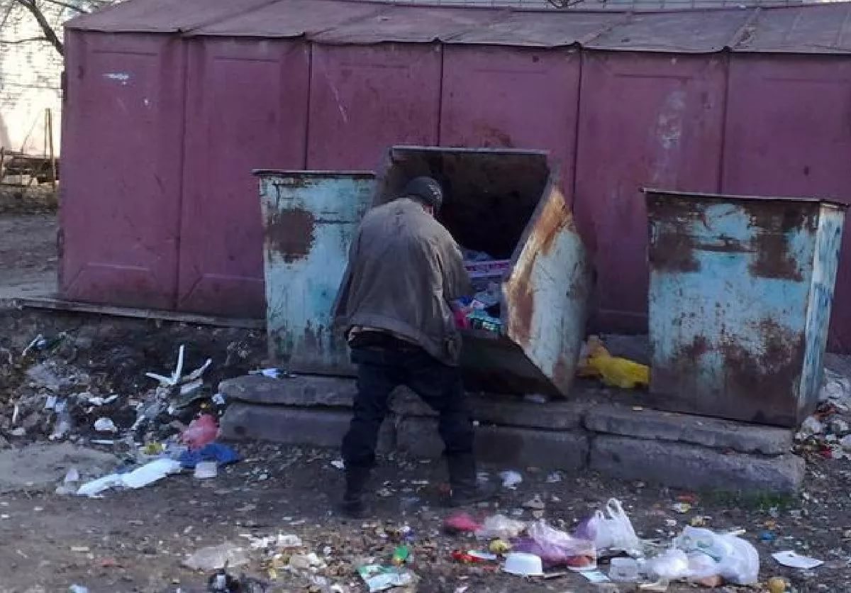 Гражданин бомж. Мусорные контейнеры на улице с мусором. Фото помойки с говном и алкашами.