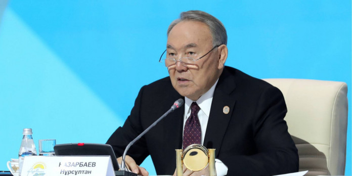 Депутаты в Казахстане сделали «реверанс» Назарбаеву и нарекли его именем Астану