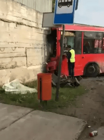 В Перми автобус въехал в стену