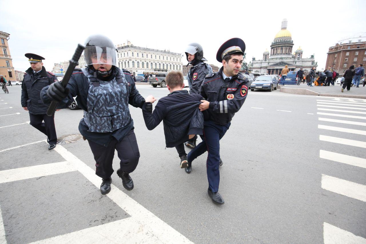 Отмена массовых мероприятий в москве сейчас. Полиция Петербурга. Массовые мероприятия полиция. ОМОН массовые мероприятия.