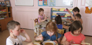 Подведены первые итоги крупного тендера на организацию питания в детсадах Пушкинского района Петербурга. Стоимость контрактов была снижена более чем на 50 м