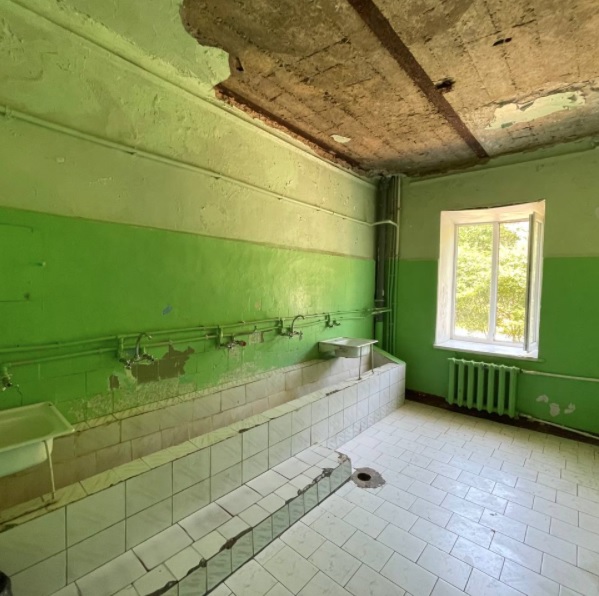 Вк школа туалет. Школьный туалет девочек. Школьный сортир. Школьный туалет с зелеными стенами старый домик. Худший школьный туалет.
