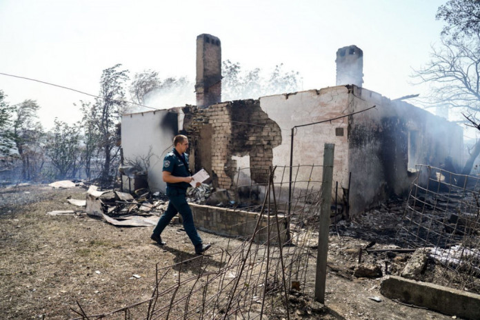 природный пожар распространился на жилые дома, расположенные в поселке Озерном. Погорельцы не останутся один на один со своей бедой: они получат помощь