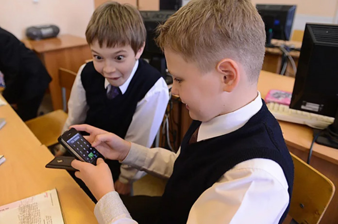 Школьники России не должны использовать на уроках мобильные телефоны, это официально запретило Министерство просвещения РФ.