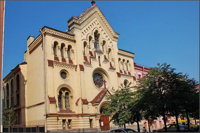Арбитражный суд Санкт–Петербурга и Ленинградской области потребовал, чтобы приход шведской церкви Святой Екатерины отреставрировал здание религиозного учреждения.