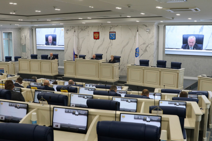 Законодательное Собрание Ленинградской области объявило тендер на приобретение мебели. Начальная цена аукциона установлена в размере 711,5 тыс. рублей. Така