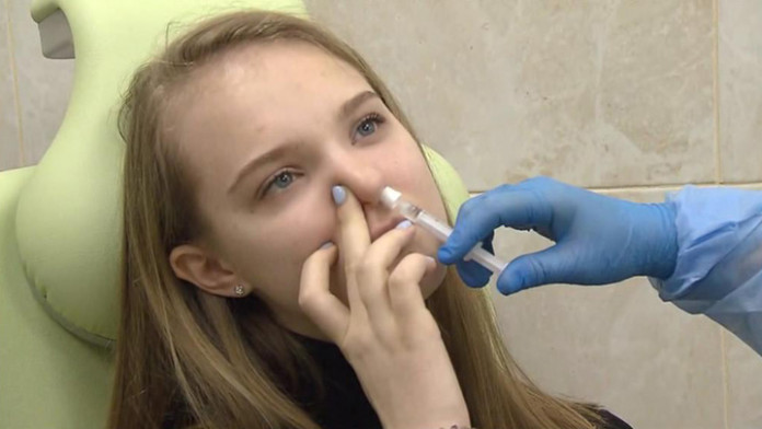 Жители Ставрополья теперь могут делать прививки от коронавируса интраназально, то есть через нос. Край закупил и уже получил первые 150 тысяч доз
