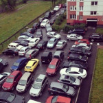 Жителям Петербурга может стать сложнее оставлять свою машину возле жилой многоэтажки. В городе хотят ввести новые правила парковки во дворах.