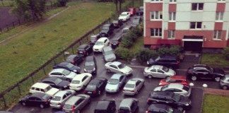 Жителям Петербурга может стать сложнее оставлять свою машину возле жилой многоэтажки. В городе хотят ввести новые правила парковки во дворах.