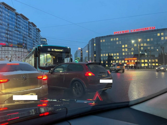 Массовые автоаварии наблюдаются на дорогах Петербурга. Причиной может быть чрезмерное использование реагентов, что приводит к обратному эффекту и чревато ДТ