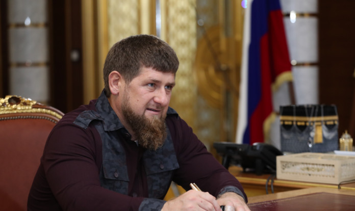Глава Чечни в своем телеграм-канале написал, что он переживает о том, что принадлежащий ему чистокровный скакун Зазу, украденный в Чехии, может попасть в «п