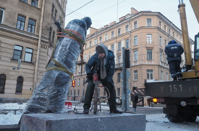 В Петербурге скоро появится памятник Александру Блоку. Его 19 декабря начали устанавливать на улице Декабристов