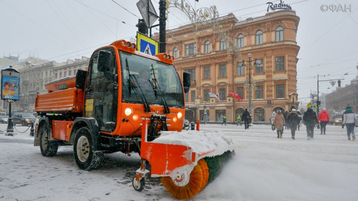 Общественный деятель Владимир Соловейчик раскритиковал плохую уборку улиц Петербурга от снега. По его словам, на дорогах не наблюдается ни спецтехники, ни д