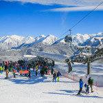 На сочинском горнолыжном курорте «Роза Хутор» открытие горнолыжных трасс предварительно перенесли на 31 декабря. Дело в том, что сейчас на склонах