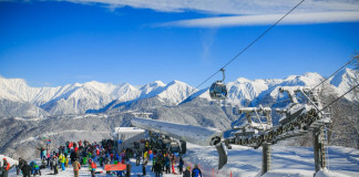 На сочинском горнолыжном курорте «Роза Хутор» открытие горнолыжных трасс предварительно перенесли на 31 декабря. Дело в том, что сейчас на склонах