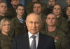 Новогоднее обращение президента России Владимира Путина впервые записано на фоне военнослужащих, тогда как традиционно это происходило