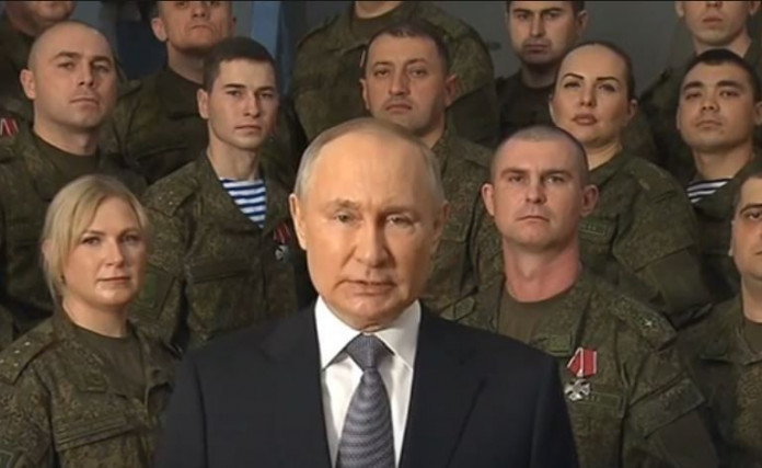 Новогоднее обращение президента России Владимира Путина впервые записано на фоне военнослужащих, тогда как традиционно это происходило
