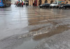 Коммунальные службы засыпали улицы Петербурга солью после снегопада, в результате чего дороги превратились в «коричневое болото», сообщает паблик «ДТП и ЧП»