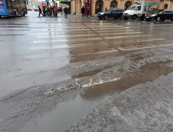 Коммунальные службы засыпали улицы Петербурга солью после снегопада, в результате чего дороги превратились в «коричневое болото», сообщает паблик «ДТП и ЧП»