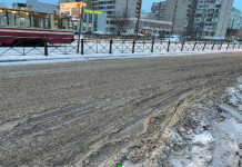 Жители Санкт-Петербурга утром 7 декабря были вынуждены покинуть общественный транспорт и добираться до ближайшего метро «Проспект Ветеранов» из-за неубранно