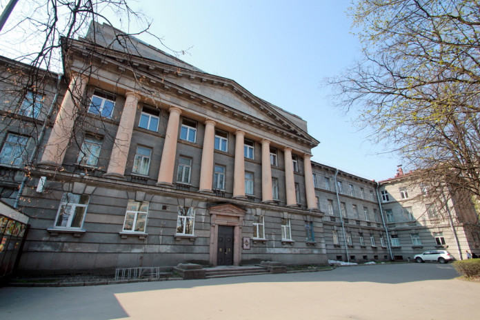 Городской суд Петербурга признал законным отказ причислить здание бывшего ВНИИ целлюлозно-бумажной промышленности к объектам культурного наследия.