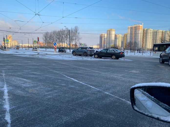 СМИ сообщают о большом количестве ДТП в Петербурге 5 января. По словам очевидцев, чаще всего причинами аварий становятся снег и лед на автомагистралях. Води