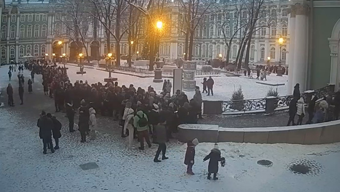 Перед входом в Эрмитаж в Санкт-Петербурге образовалась громадная очередь. Десятки людей хотят посмотреть на предметы искусства на новогодних каникулах.