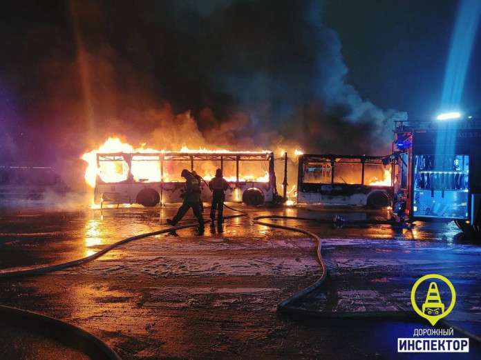 Утром 25 января в Приморском районе Северной столицы загорелся пассажирский автобус ЛиАЗ, сообщает Telegram-канал «1703». По данным пресс-службы Главного уп