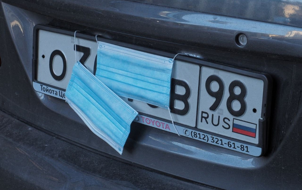В феврале в Петербурге инспекторы отчистили от различных подручных материалов почти 2 тысячи автомобилей, которые стояли на парковках. Об этом