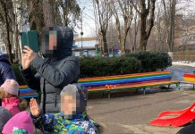 Пожилой житель Ессентуков обвинил местный детский сад в пропаганде ЛГБТ из-за внешнего вида лавочек, которые установлены на территории