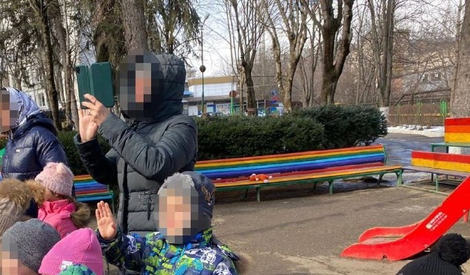 Пожилой житель Ессентуков обвинил местный детский сад в пропаганде ЛГБТ из-за внешнего вида лавочек, которые установлены на территории