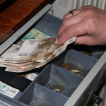 Дагестане кассир одного из сетевых магазинов Каспийска незаметно брала часть денег из кассы, чтобы покупать на них лотерейные билеты. Вероятно