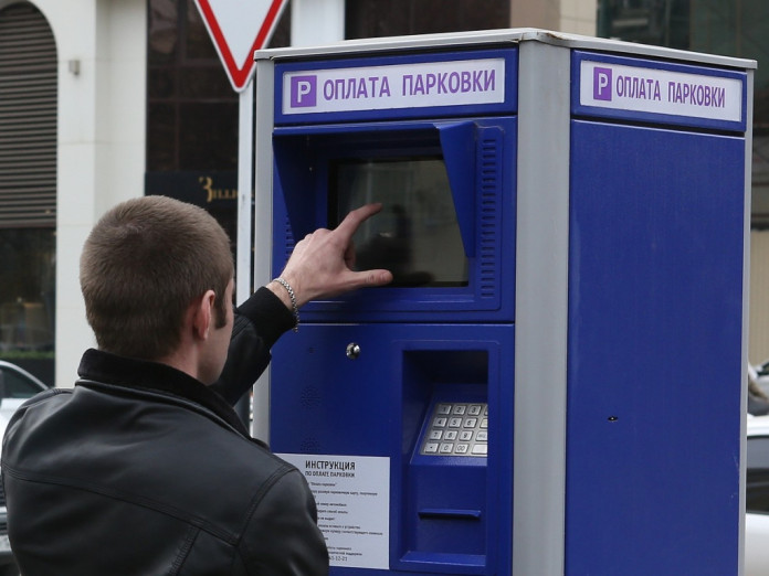 Городской суд Петербурга разберется с одной из платных парковок, где принимают оплату только в безналичной форме. Об этом сообщает