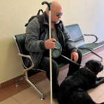 Петербуржец по имени Валерий Крумкач судится с правительством и метрополитеном Северной столицы за право ездить в метро с собакой-поводырем