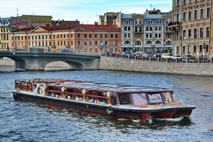 В Петербурге с 17 апреля официально открыли навигацию для маломерных судов. По рекам и каналам города теперь разрешено двигаться прогулочным