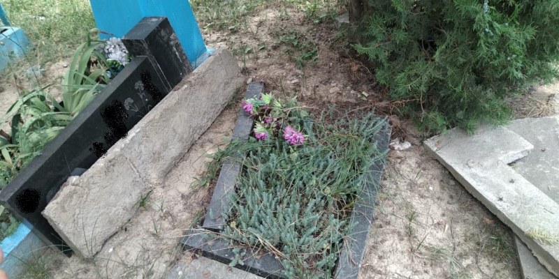 В Кабардино-Балкарии задержан подозреваемый в осквернении 26 могил. Мужчина валил и переворачивал памятники и надгробные плиты на кладбище