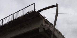 Часть автомобильного моста протяженностью 100 метров обрушилась в Северной Осетии. К счастью, при этом никто из людей не пострадал, сообщает