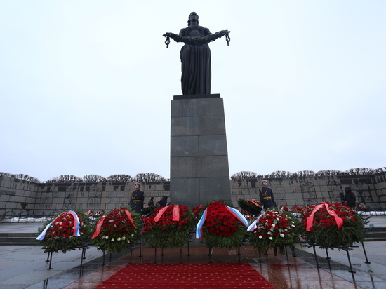 Петербуржцам посоветовали 8 мая не ездить на мемориал, расположенный на Пискаревском кладбище. Власти города предложили петербуржцам выбрать