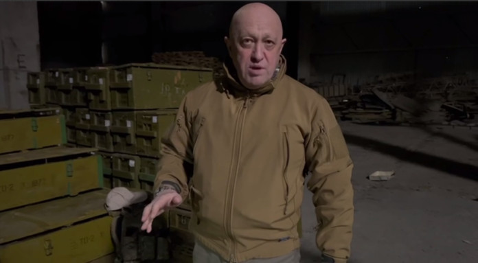 Основатель ЧВК «Вагнер» показал ящики с оружием, которые украинская армия оставила в подземельях Соледара при отступлении из города, и предложил обменять ав