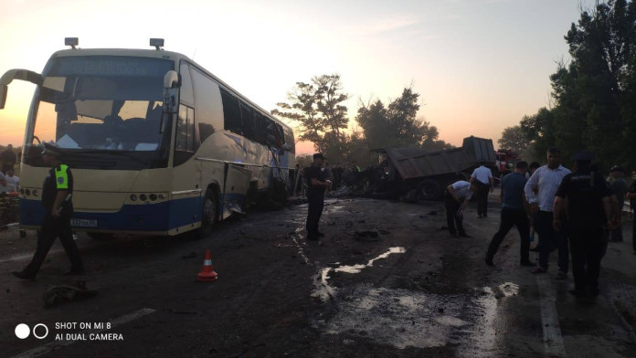 После массового ДТП с пассажирским автобусом глава Дагестана Сергей Меликов поручил оказать материальную помощь семьям погибших и
