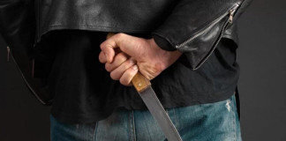 В Нальчике 19-летний студент напал с ножом на полицейских, которые пытались задержать его за покушение на убийство местного жителя. По-хорошему