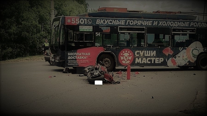 ДТП с участием троллейбуса и мотоцикла случилось 6 июня в Рыбинске. На двухколесном транспорте ехал 25-летний молодой человек. Он на бешеной скорости влетел