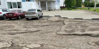 Родители акробатов очень недовольны состоянием дороги, ведущей к физкультурно-оздоровительному комплексу (ФОКу) на улице Бахвалова в Красноперекопском район
