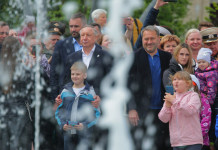 Губернатор Санкт-Петербурга Александр Беглов открыл новое общественное пространство в Колпино. Подобные «инспекции» градоначальник совершает регулярно, одна
