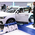 В Петербурге на международном экономическом форуме был представлен кроссовер Lada X-Cross 5. Новую модель продемонстрировал АвтоВАЗ, сообщает