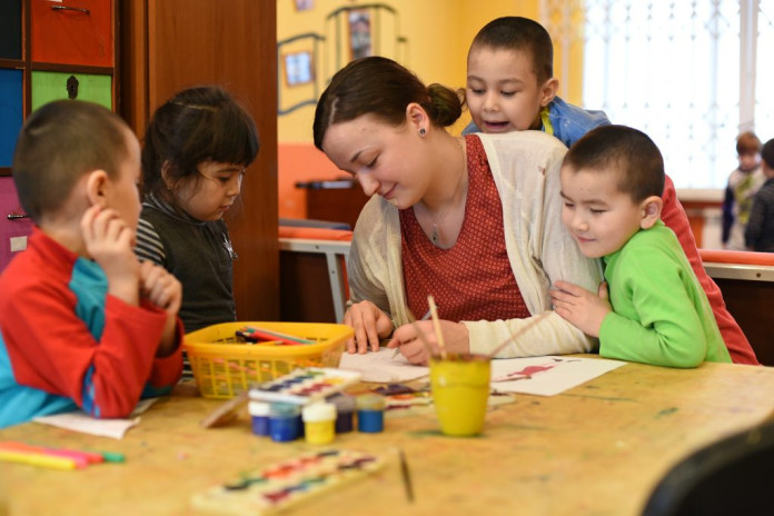 В Петербурге могут ограничить льготы на прием в детские сады детей мигрантов. Пересмотреть эти льготы решили депутаты Законодательного