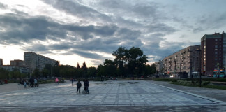 Губернатор Петербурга Александр Беглов и председатель ЗакСа Александр Бельский торжественно открыли новое общественное пространство в Колпине с фонтаном. Но