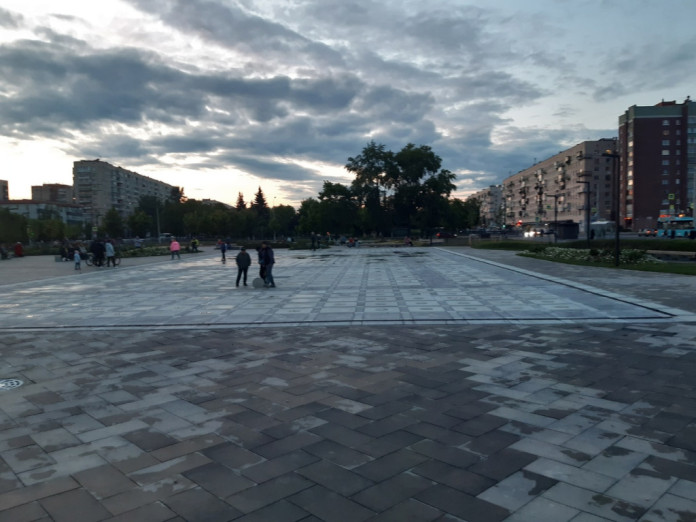 Губернатор Петербурга Александр Беглов и председатель ЗакСа Александр Бельский торжественно открыли новое общественное пространство в Колпине с фонтаном. Но